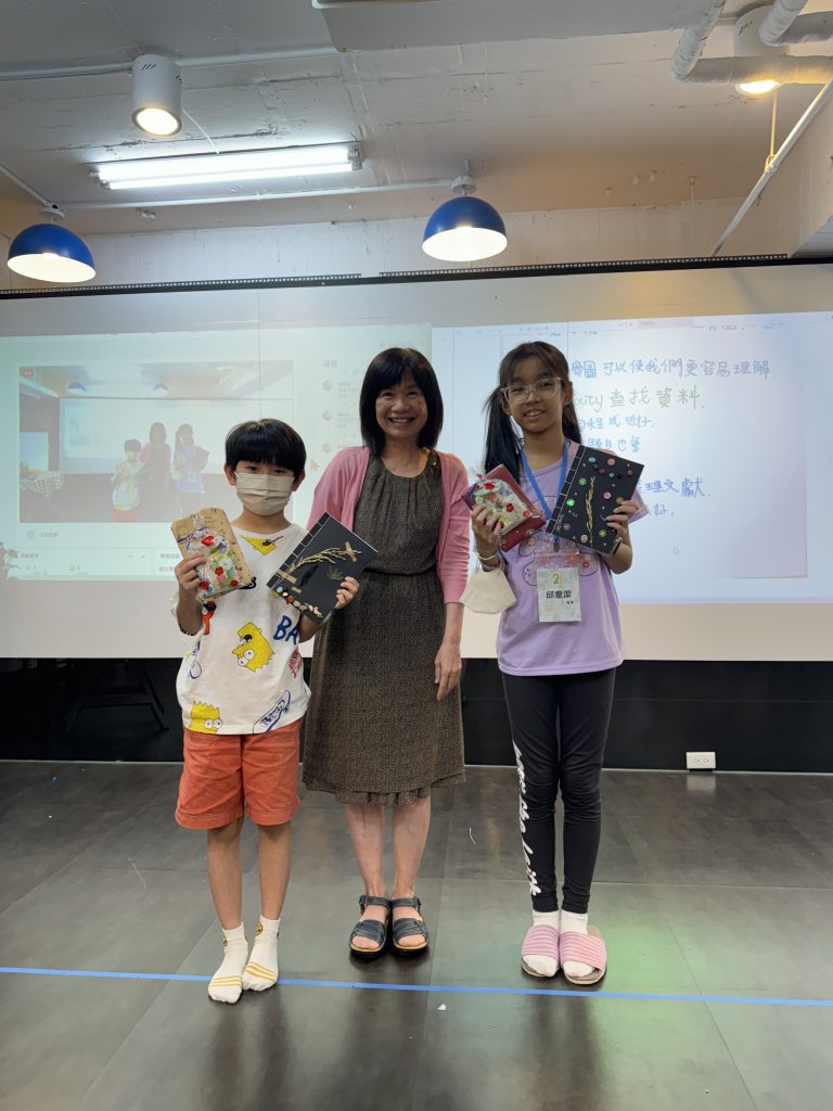 國立臺灣師範大學教育研究與創新中心陳佩英主任給予學員勉勵並頒贈禮品