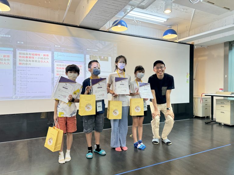 研華科技數位體驗部門經理給予學員勉勵並頒贈禮品